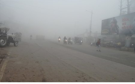 भोपाल-इंदौर समेत MP में ठंड बढ़ी, कोहरे से सड़क, रेल और हवाई यातायात प्रभावित