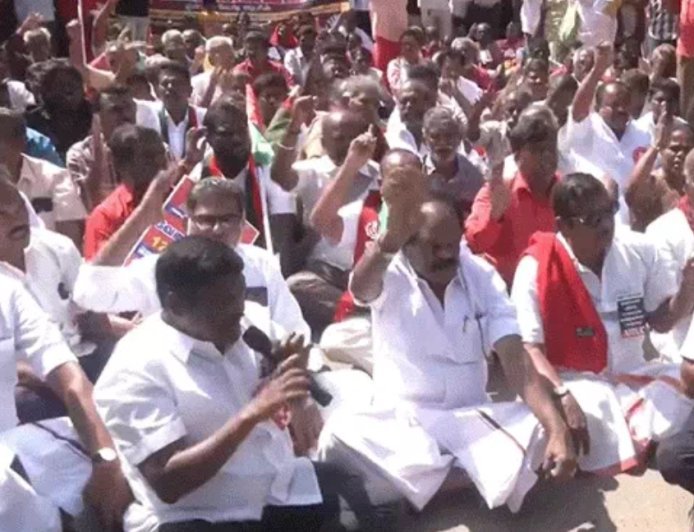 “देशभर में आम हड़ताल: किसान, ट्रेड यूनियन और बिजली कर्मचारी सड़क पर”