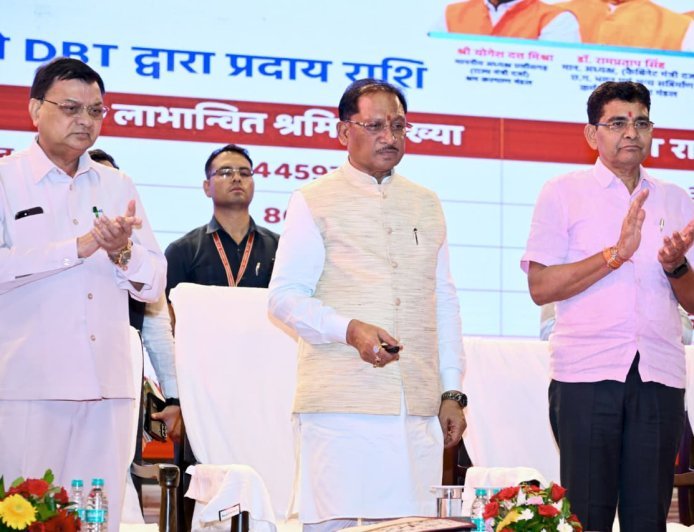 श्रमिक परिवारों के बच्चों को बड़ी सौगात, CM साय ने किया सम्मान; 1.45 लाख श्रमिकों को मिले 39.67 करोड़